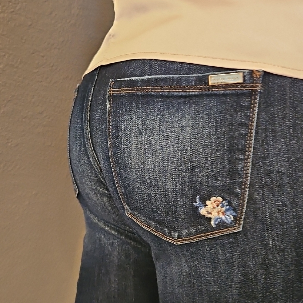 Outfit Pairing High-Rise Jeans with Pink Floral Embroidery And Silky Top